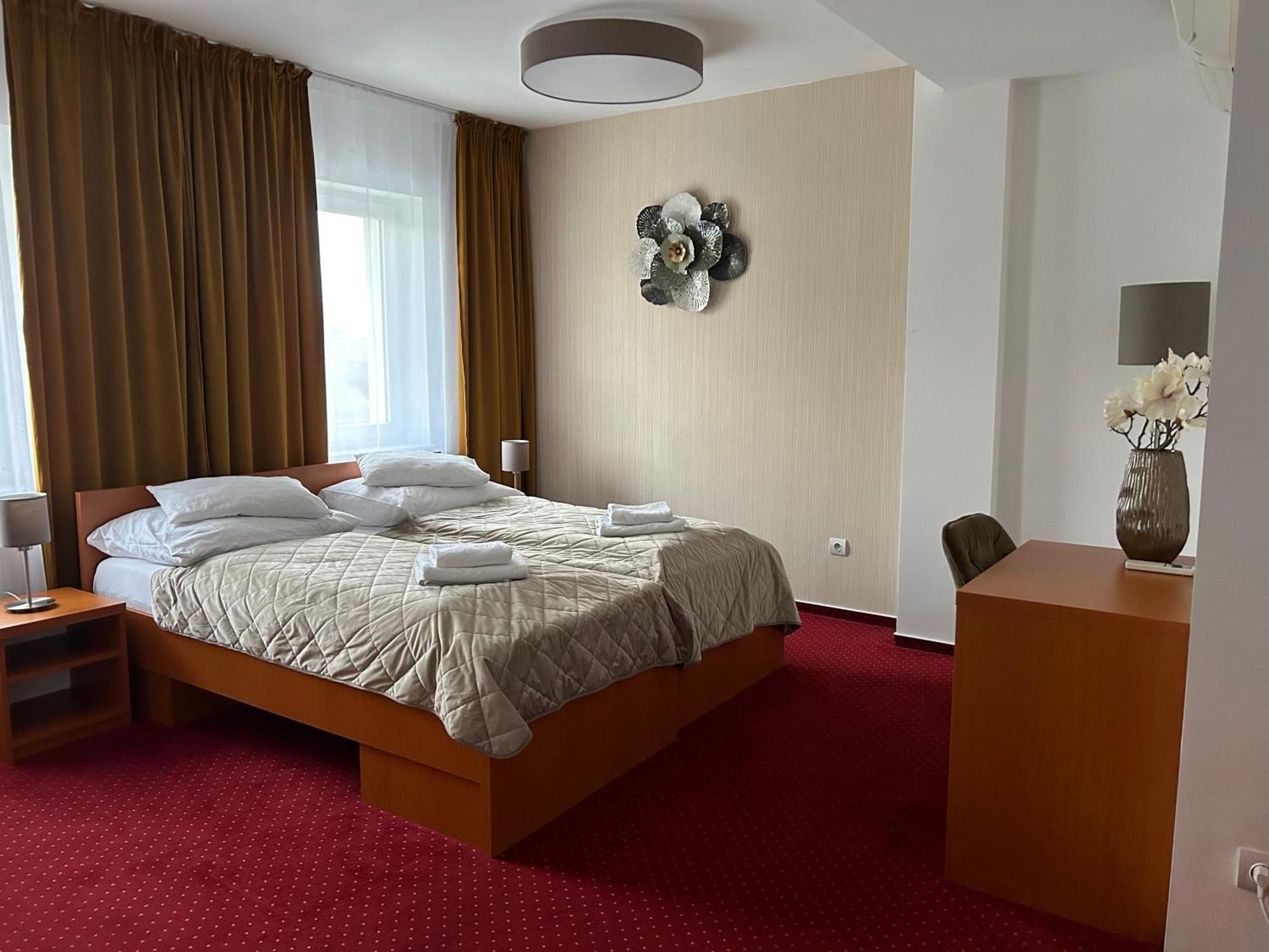 Hotel Evan U Hoffera Topolcany Luaran gambar