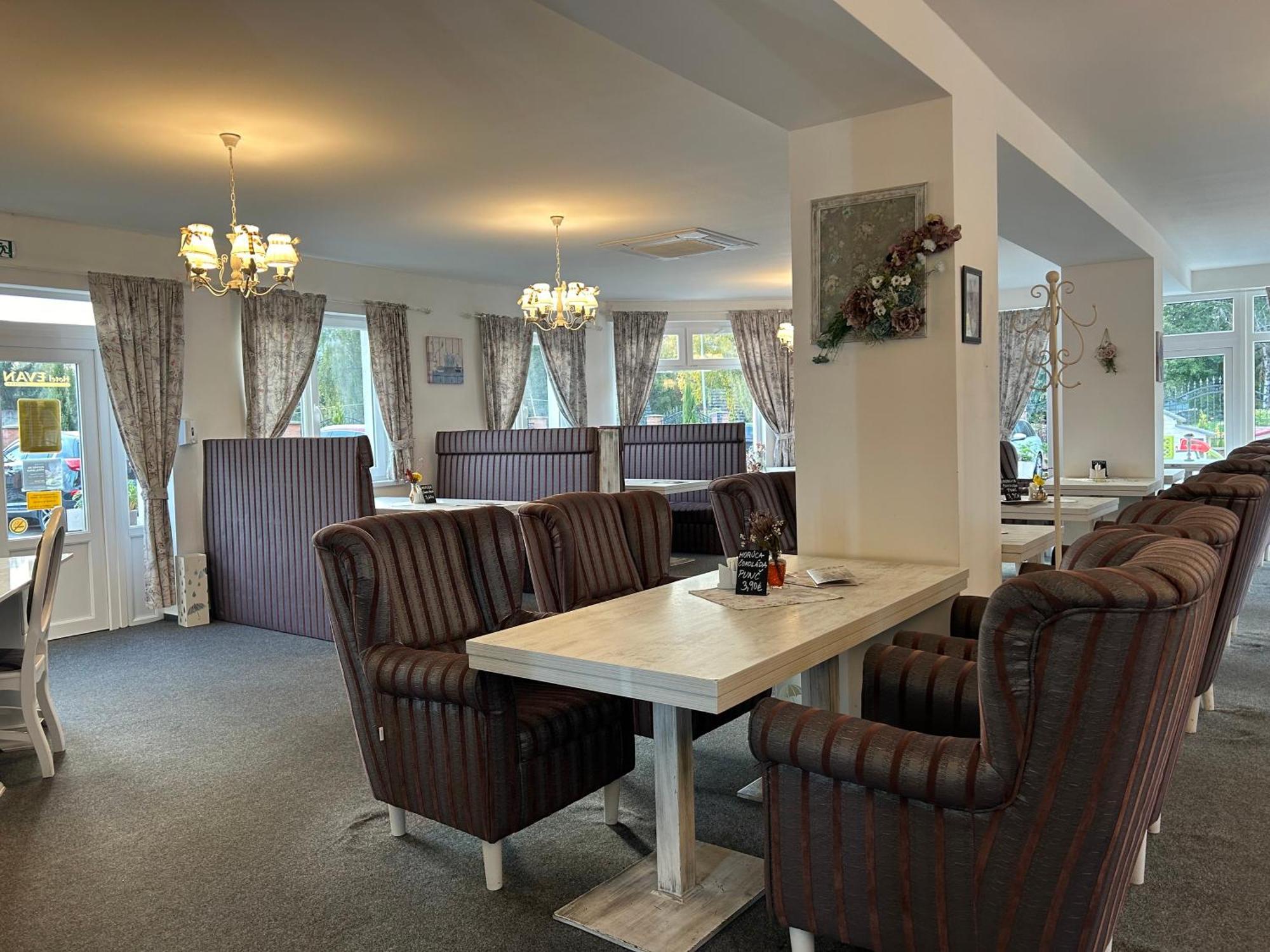 Hotel Evan U Hoffera Topolcany Luaran gambar