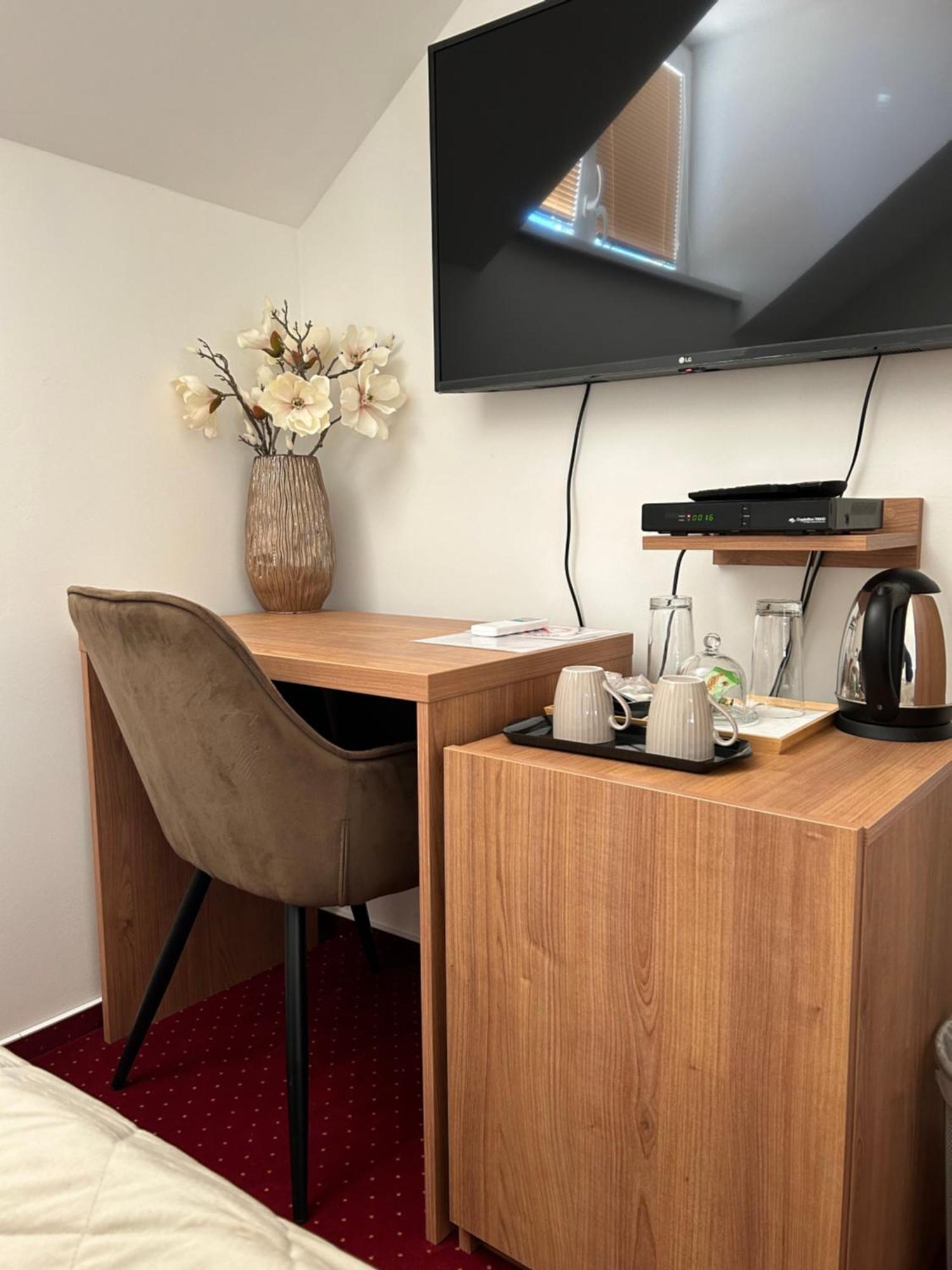 Hotel Evan U Hoffera Topolcany Luaran gambar