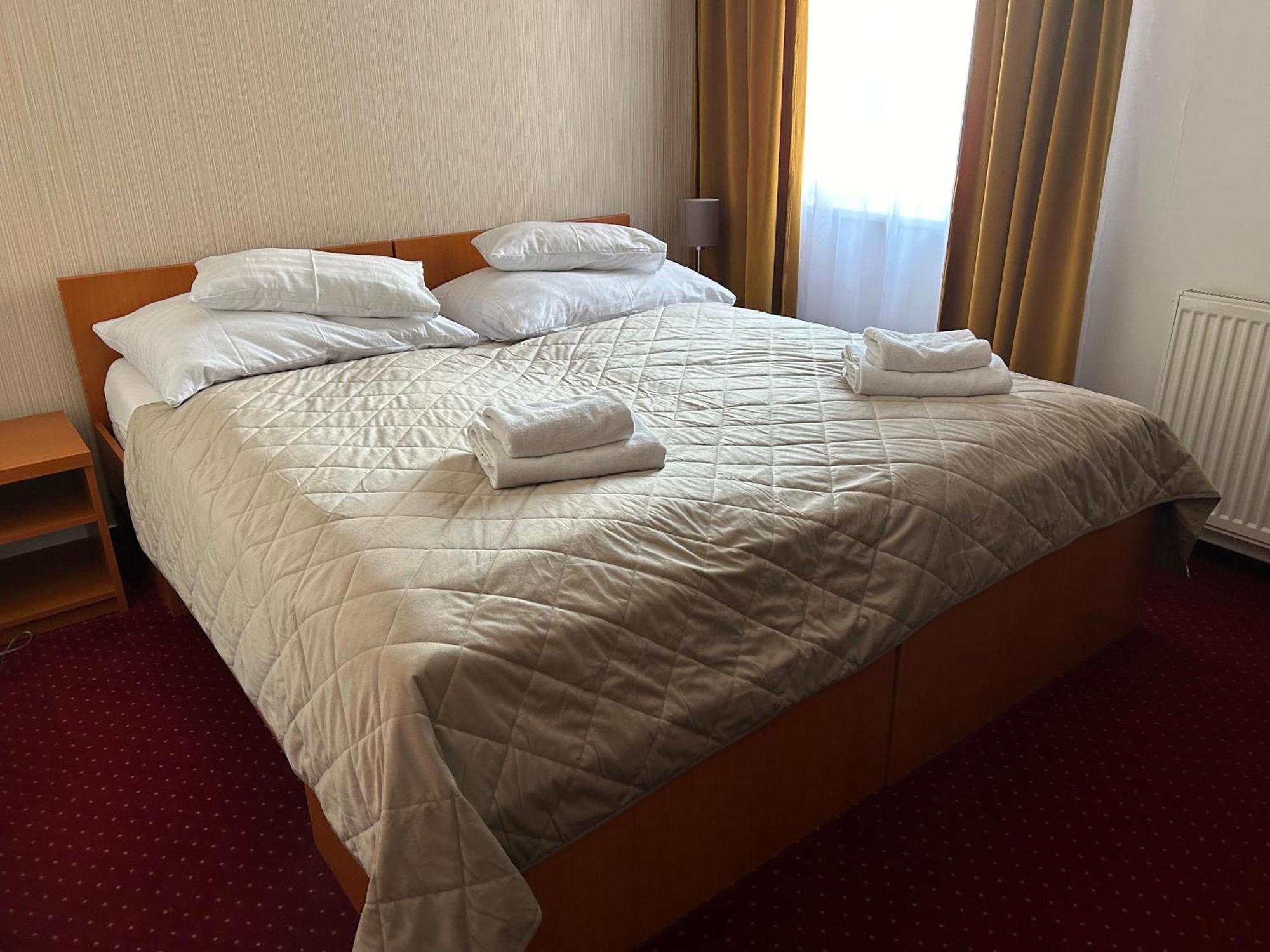Hotel Evan U Hoffera Topolcany Luaran gambar