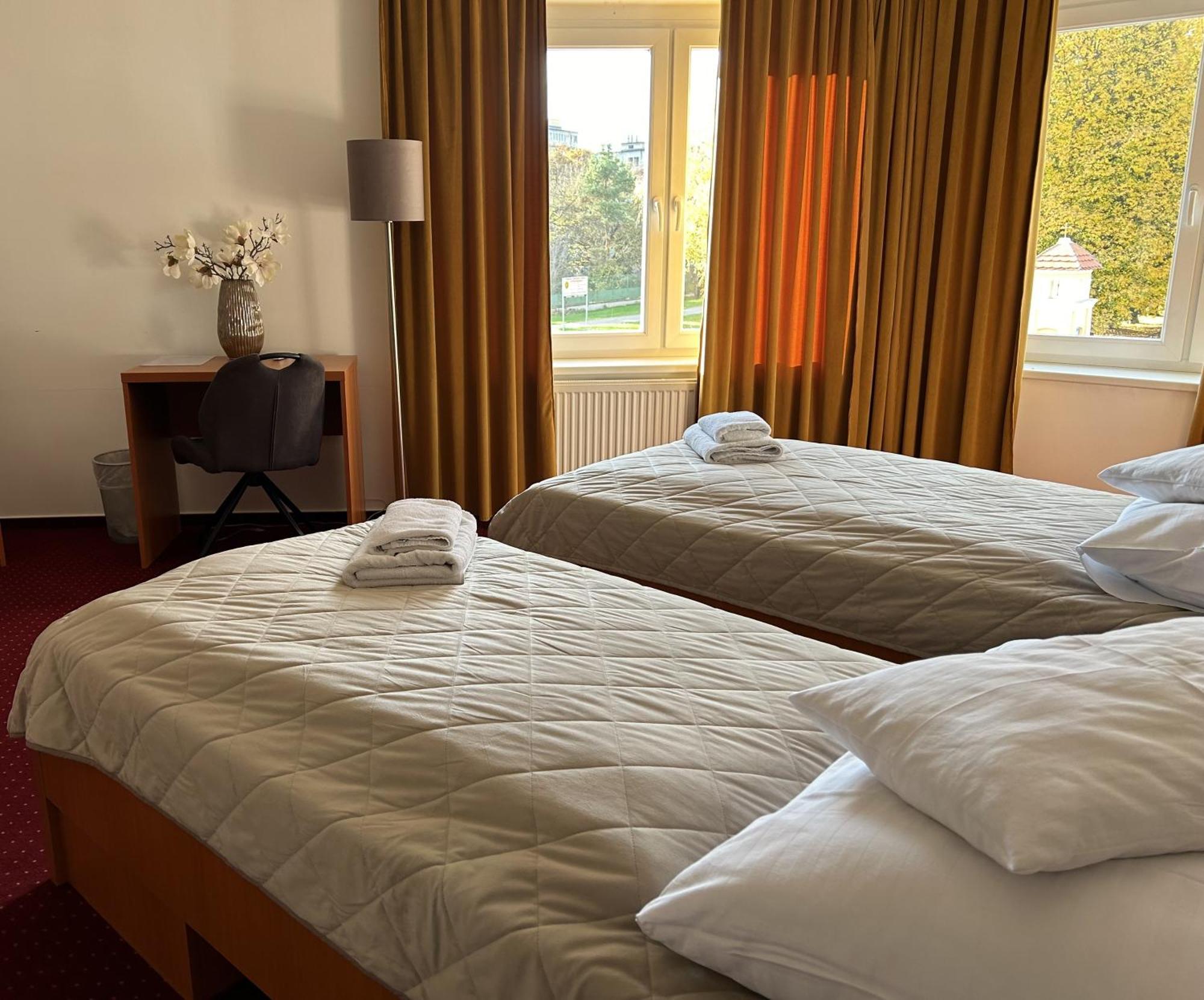 Hotel Evan U Hoffera Topolcany Luaran gambar