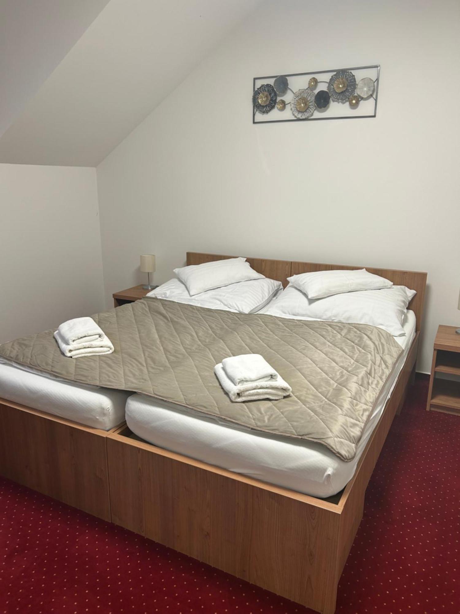 Hotel Evan U Hoffera Topolcany Luaran gambar